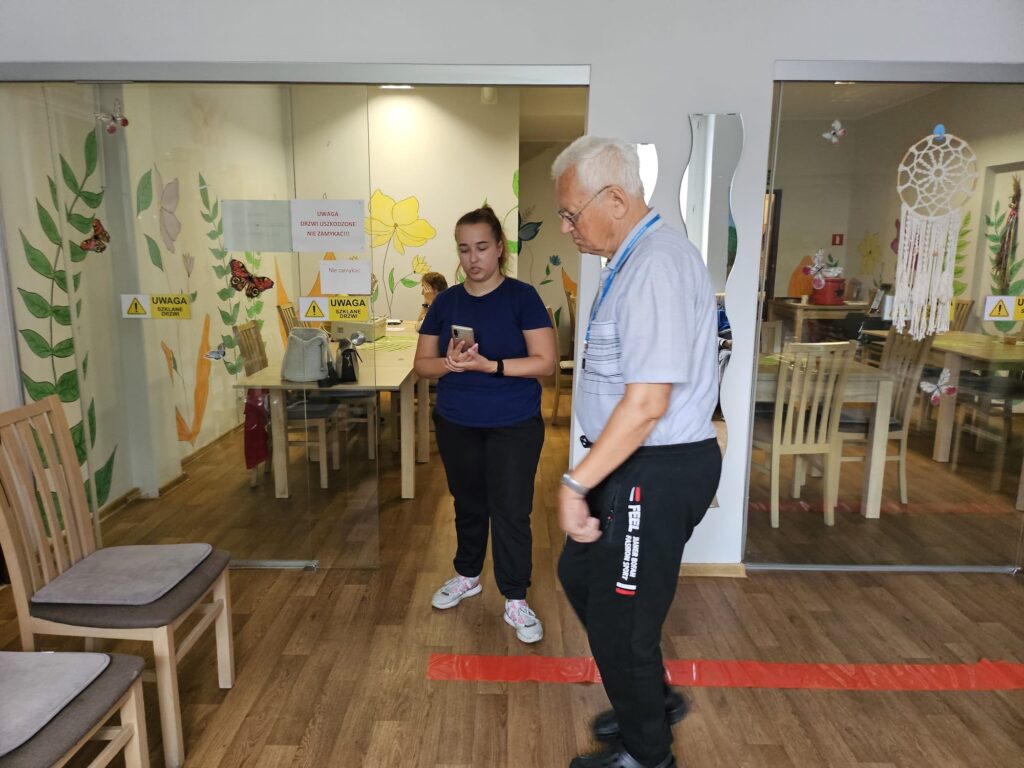 Zdjęcie przedstawiające Pana idącego po lini