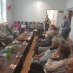 Zdjęcie przy stole ze spotkania organizowanego przez Fundację