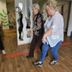 Zdjęcie przedstawiające Panią idącą po lini