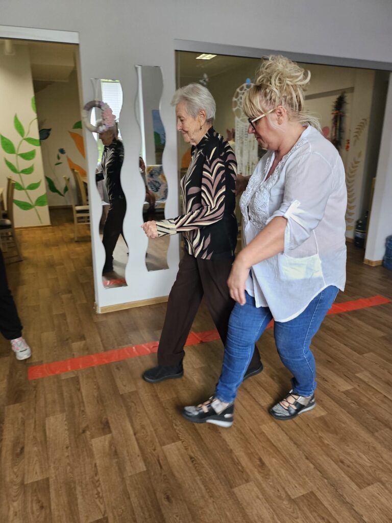 Zdjęcie przedstawiające Panią idącą po lini