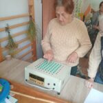 Zdjęcie Pani wykonującej testy na specjalnej maszynie