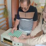 Zdjęcie Pana wykonującego testy na specjalnej maszynie